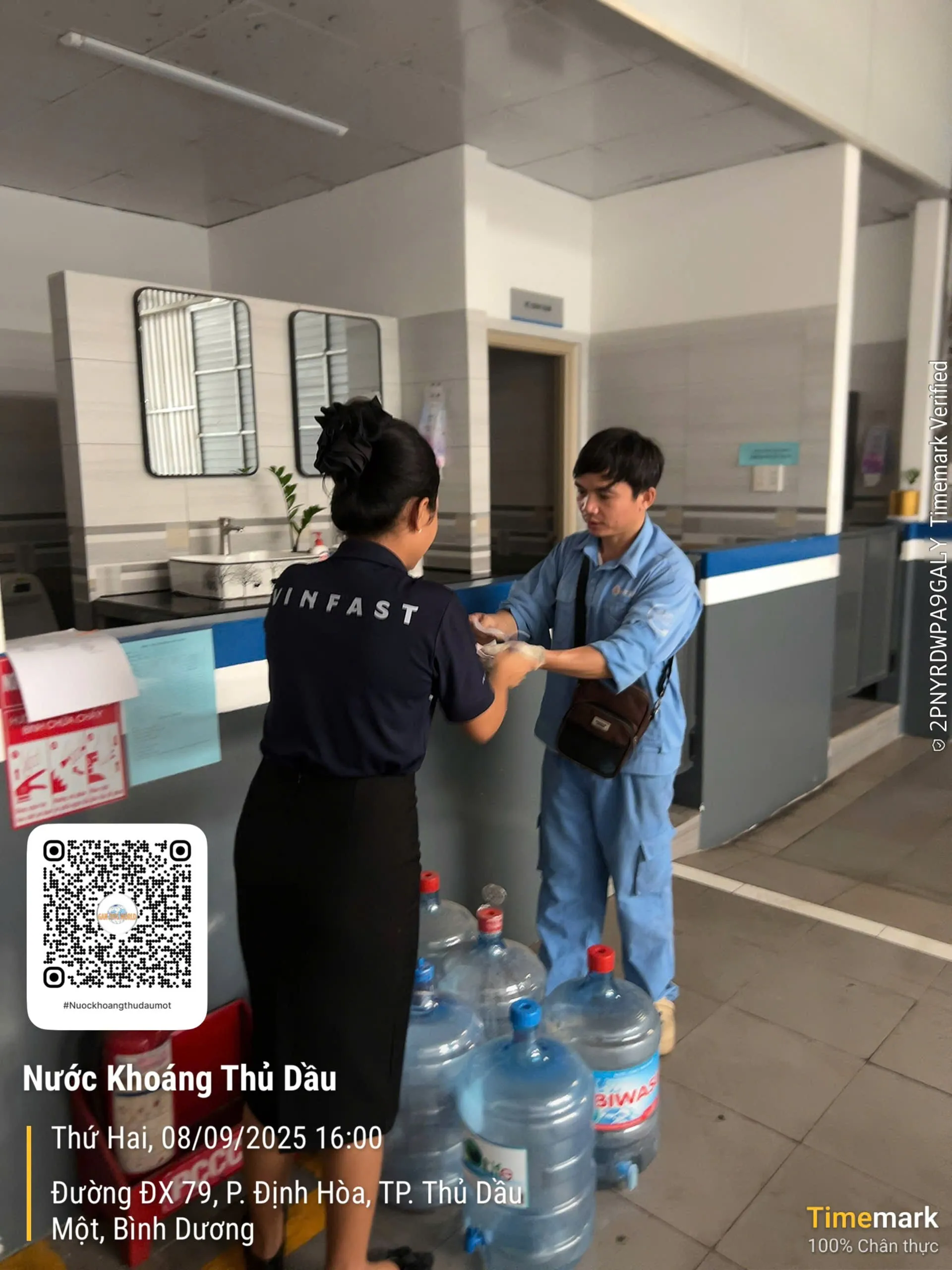 Nên uống nước khoáng hay nước tinh khiết